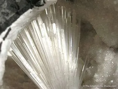 Natrolite on Quartz In Geode - image 2