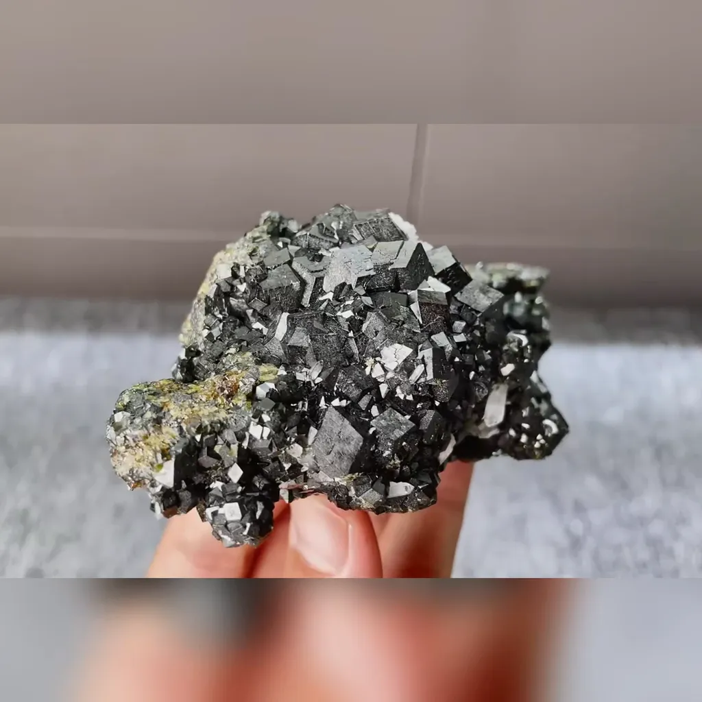 Natural Andradite comes from Huanggangliang,Inner Mongolia 115*50*40MM - image 2