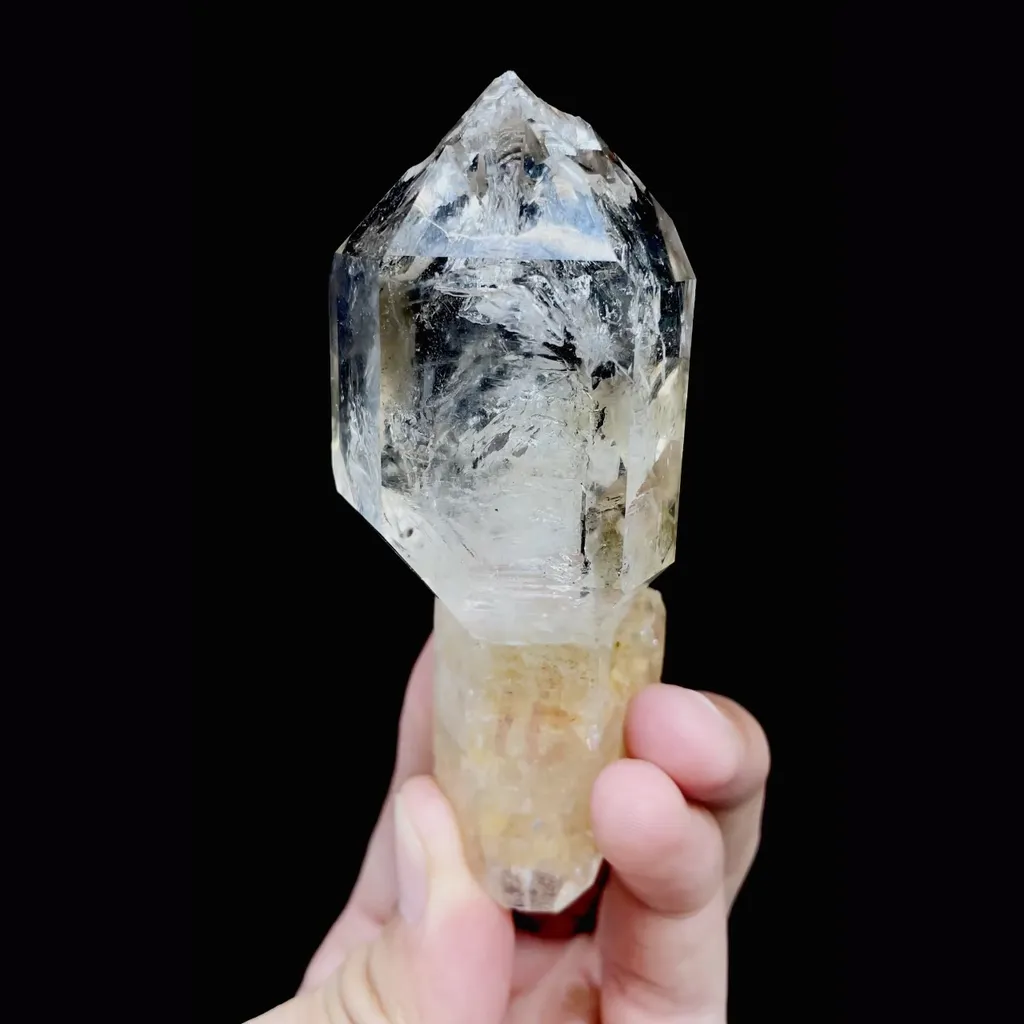 Natural Backbone Quartz comes from Madagascar 40*95*30MM image