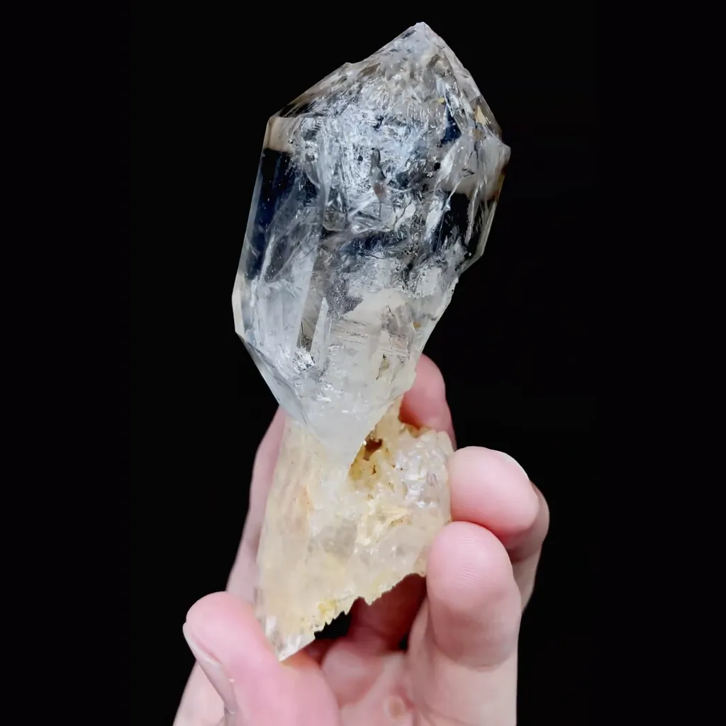 Natural Backbone Quartz comes from Madagascar 40*95*30MM - image 3