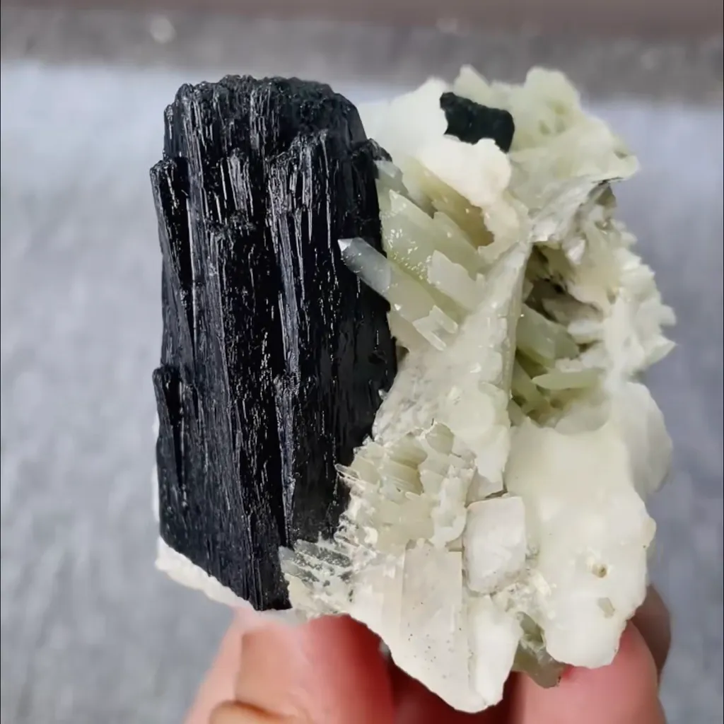 Natural Black Columnar Stone and Quartz Symbiosis comes from Inner Mongolia,China 65*55*55MM - image 3