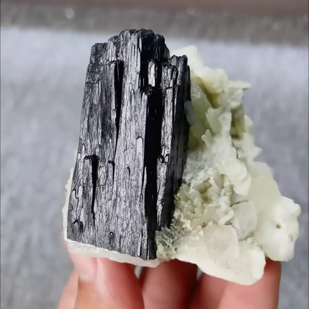 Natural Black Columnar Stone and Quartz Symbiosis comes from Inner Mongolia,China 65*55*55MM - image 2