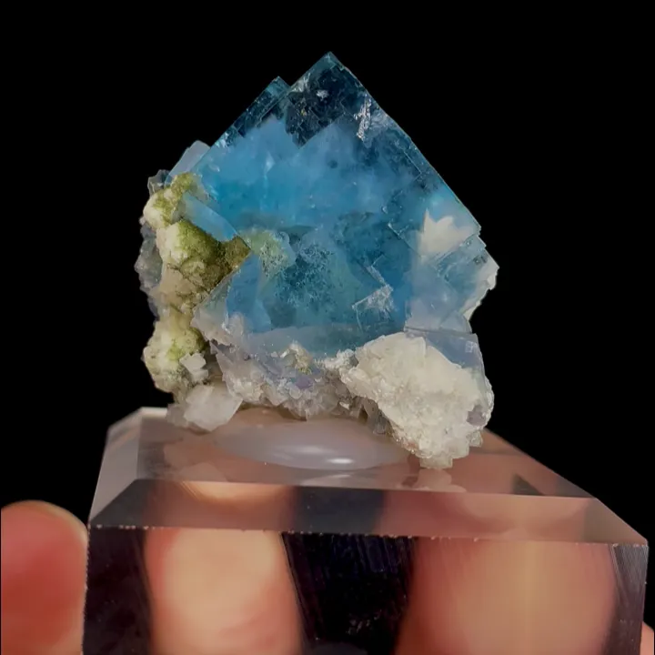 Natural Blue Cubic Fluorite and Calcite, Mineral Specimen:Yaogangxian,Hunan (25*25*30MM) image