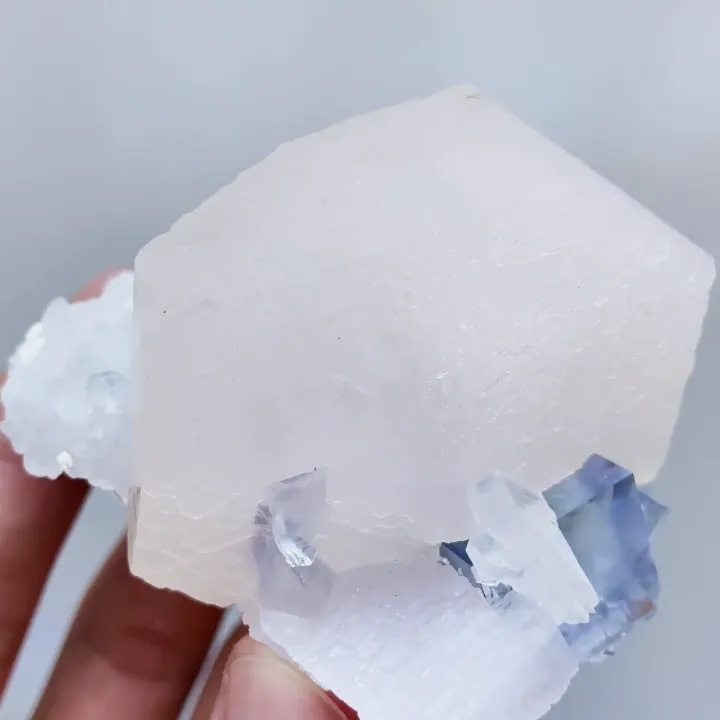 Natural Blue Cubic Fluorite and Calcite Symbiosis comes from Yaogangxian,Hunan 55*75*50MM - image 2