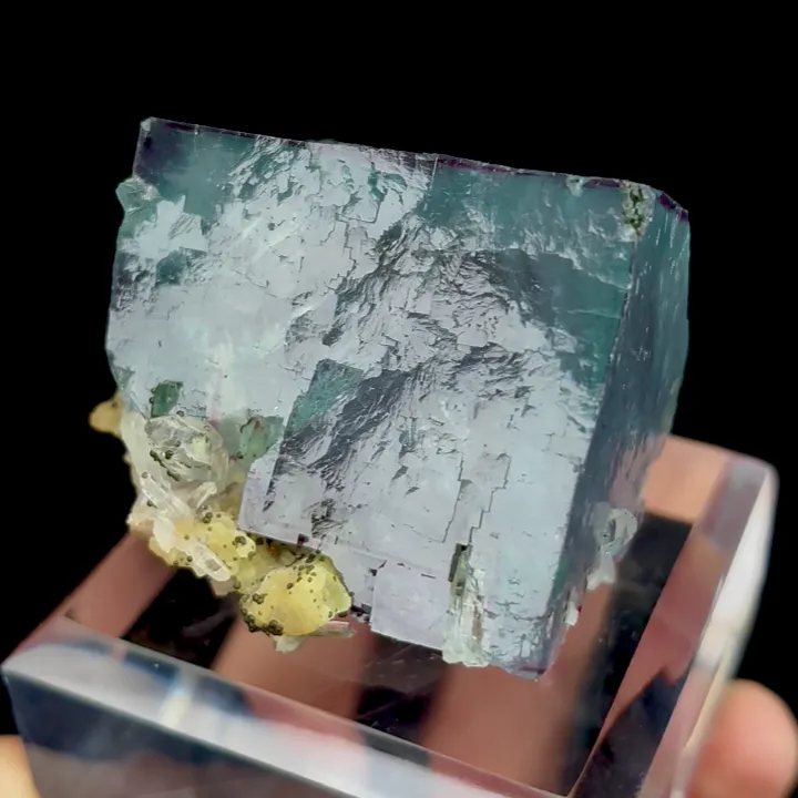 Natural Blue Cubic Fluorite and Clear Quartz Cluster, Mineral Specimen:Yaogangxian,Hunan (50*60*35MM) image