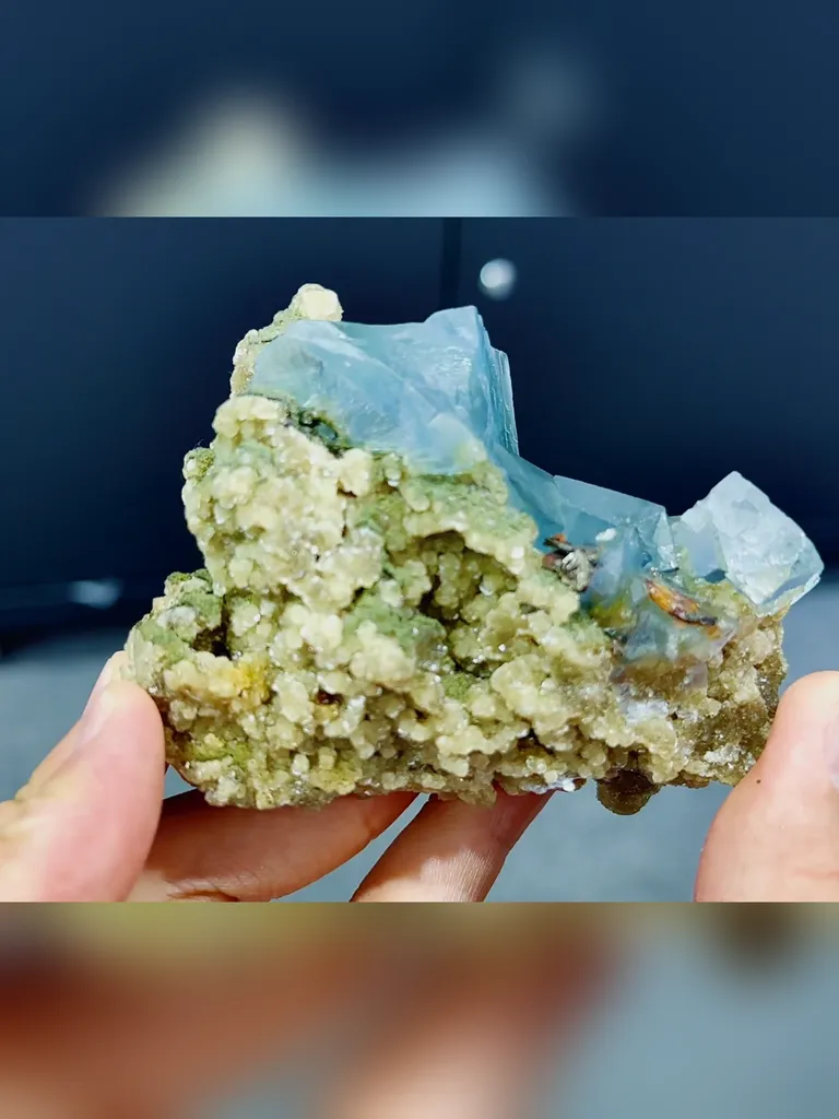 Natural Blue Cubic Fluorite and Mica Symbiosis comes fom Yaogangxian,Hunan 85*60*35MM - image 3
