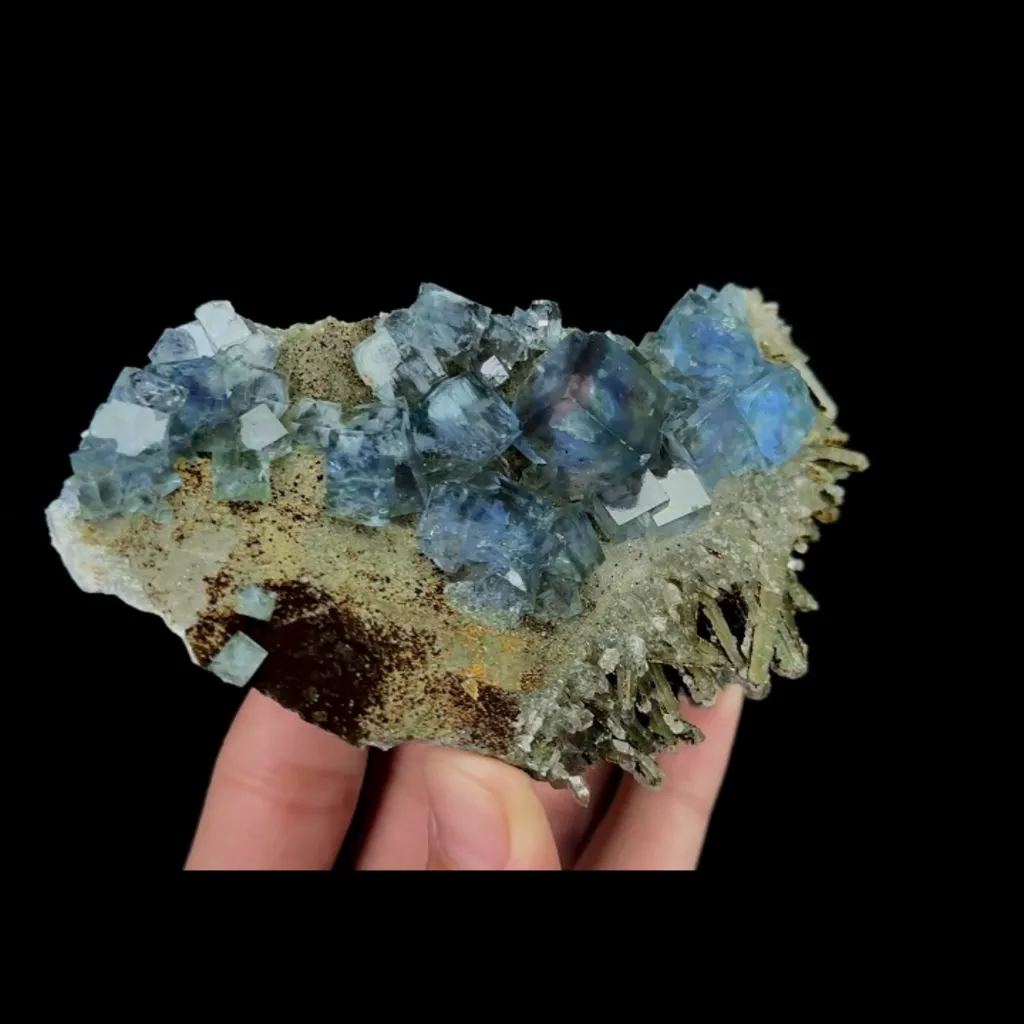 Natural Blue Cubic Fluorite and Quartz Cluster, Mineral Specimen:Shizhuyuan,Chenzhou (120*65*30MM) - image 3