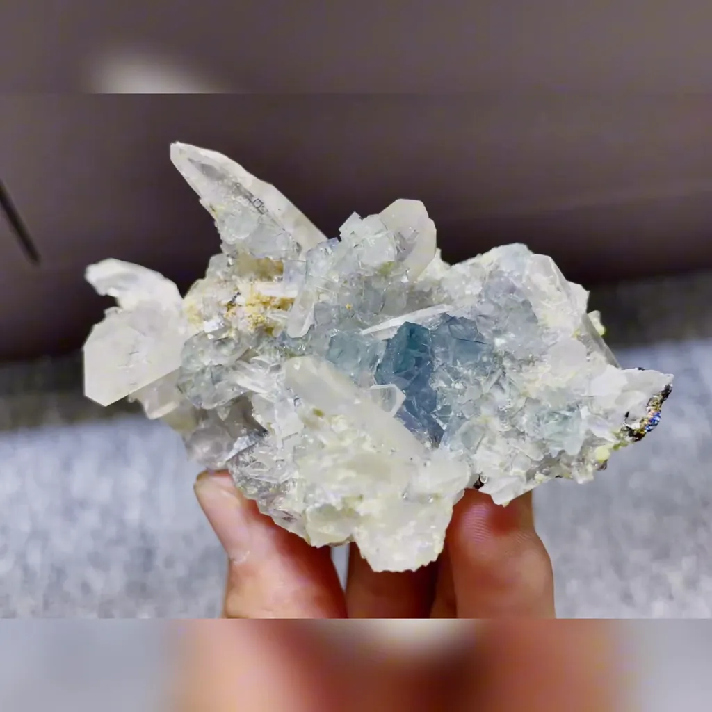 Natural Blue Cubic Fluorite and Quartz Symbiosis comes from Yaogangxian,China 95*50*45MM - image 2