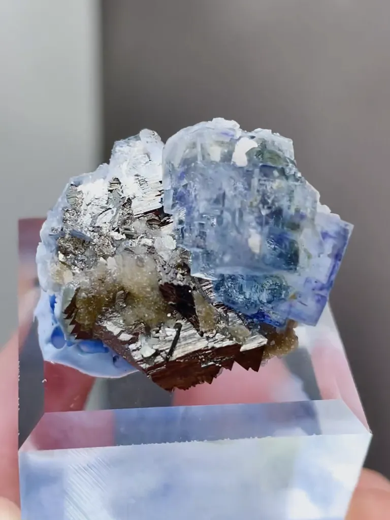 Natural Blue Cubic Fluorite comes from Yaogangxian,Hunan 25*20*15MM - image 4