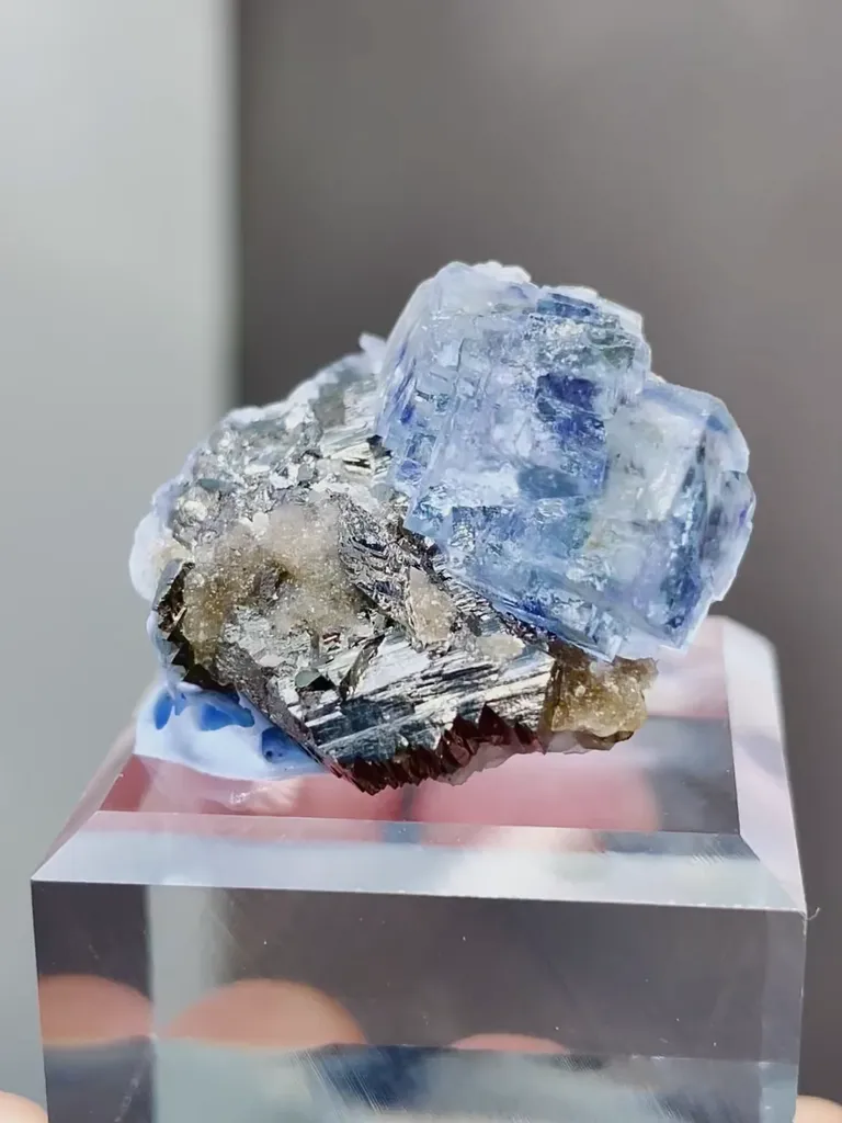 Natural Blue Cubic Fluorite comes from Yaogangxian,Hunan 25*20*15MM image