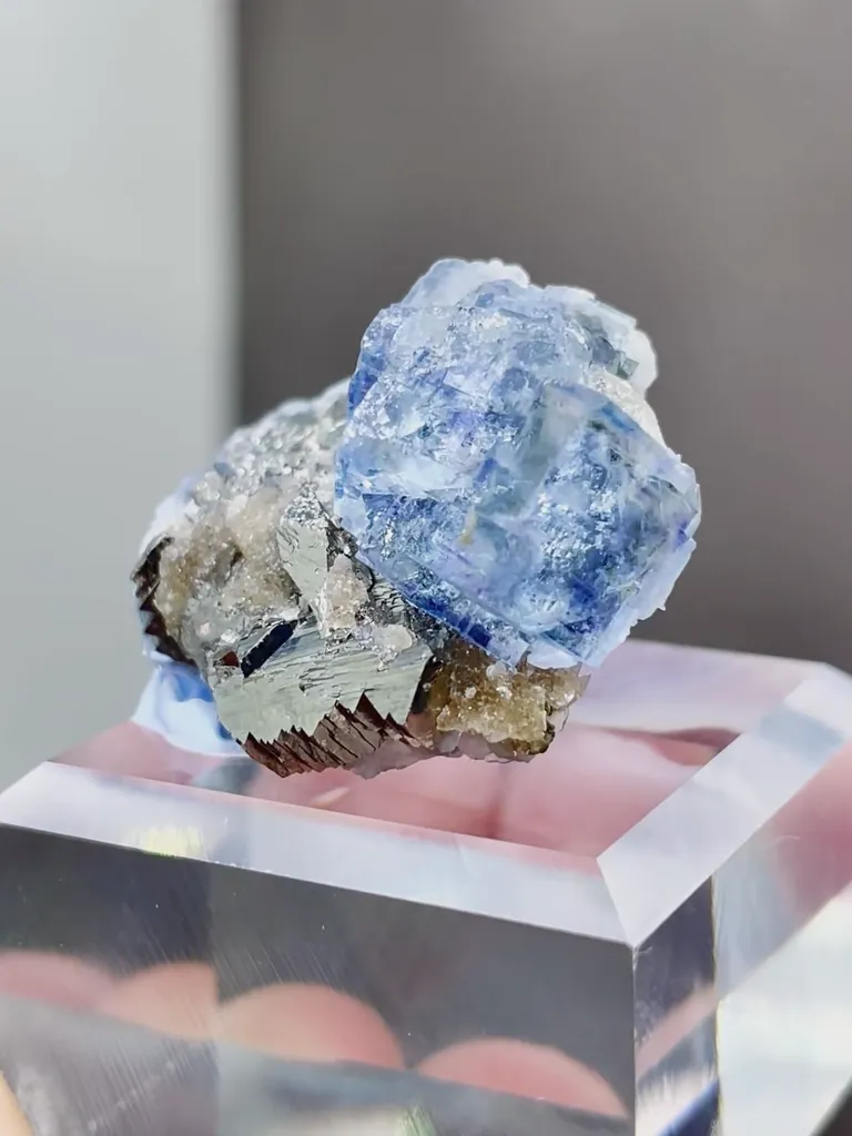 Natural Blue Cubic Fluorite comes from Yaogangxian,Hunan 25*20*15MM - image 2