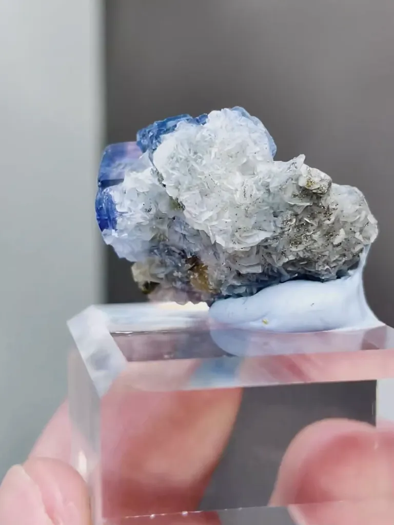 Natural Blue Cubic Fluorite comes from Yaogangxian,Hunan 25*20*15MM - image 5