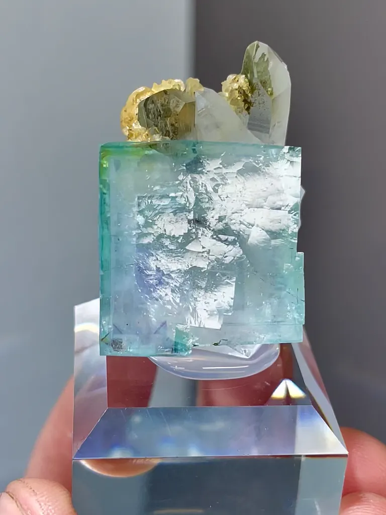 Natural Blue Fluorite  and Crystal Coexist comes from Yaogangxian,Hunan 20*20*30MM image