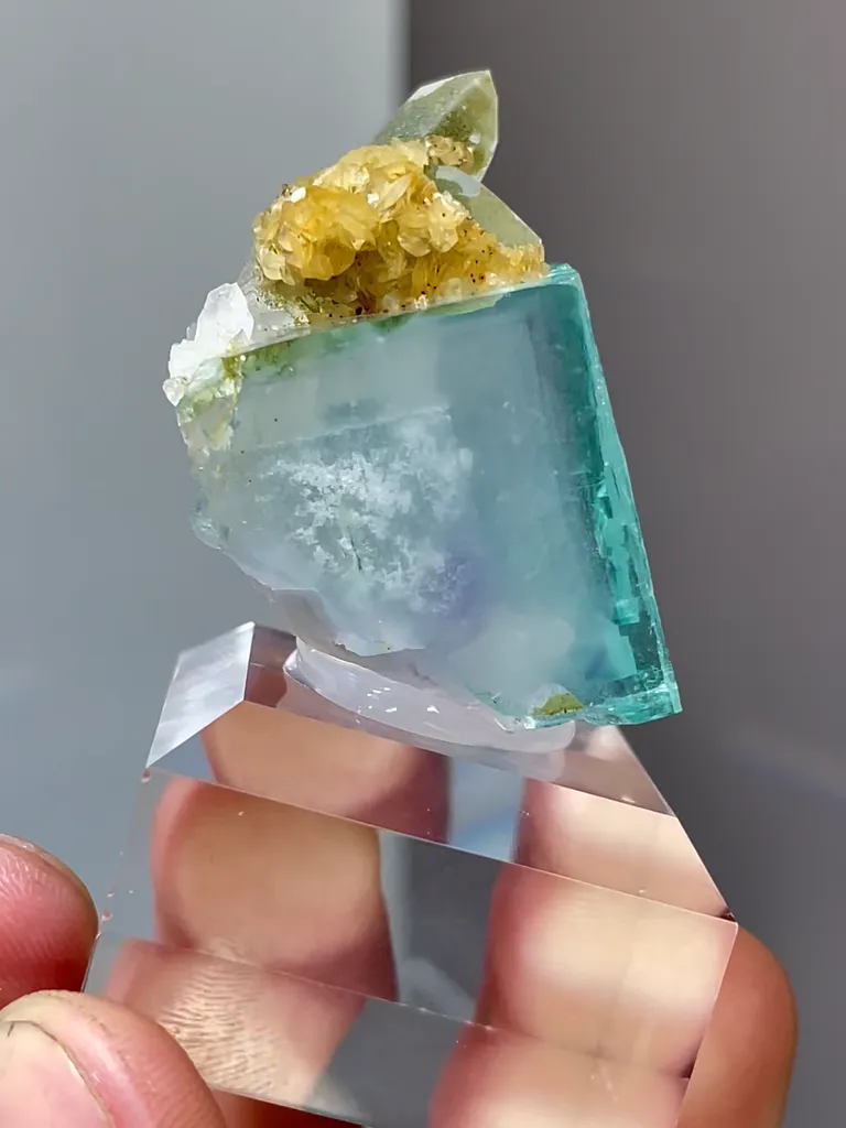 Natural Blue Fluorite and Crystal Coexist comes from Yaogangxian,Hunan 20*20*30MM - image 3