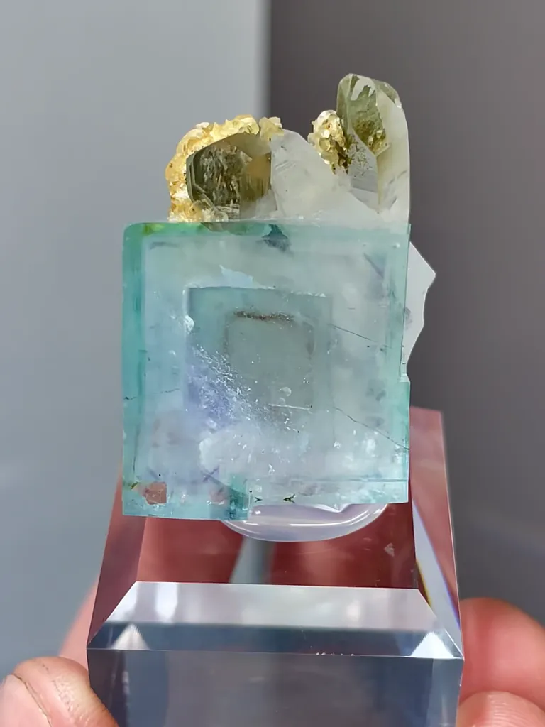 Natural Blue Fluorite and Crystal Coexist comes from Yaogangxian,Hunan 20*20*30MM - image 2
