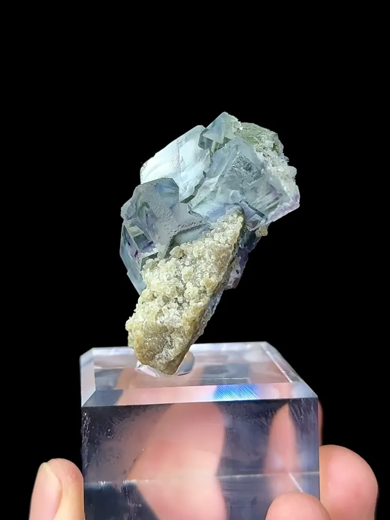 Natural Blue Fluorite and Mica Coexist comes from Yaogangxian, Hunan 35*25*40MM - image 3
