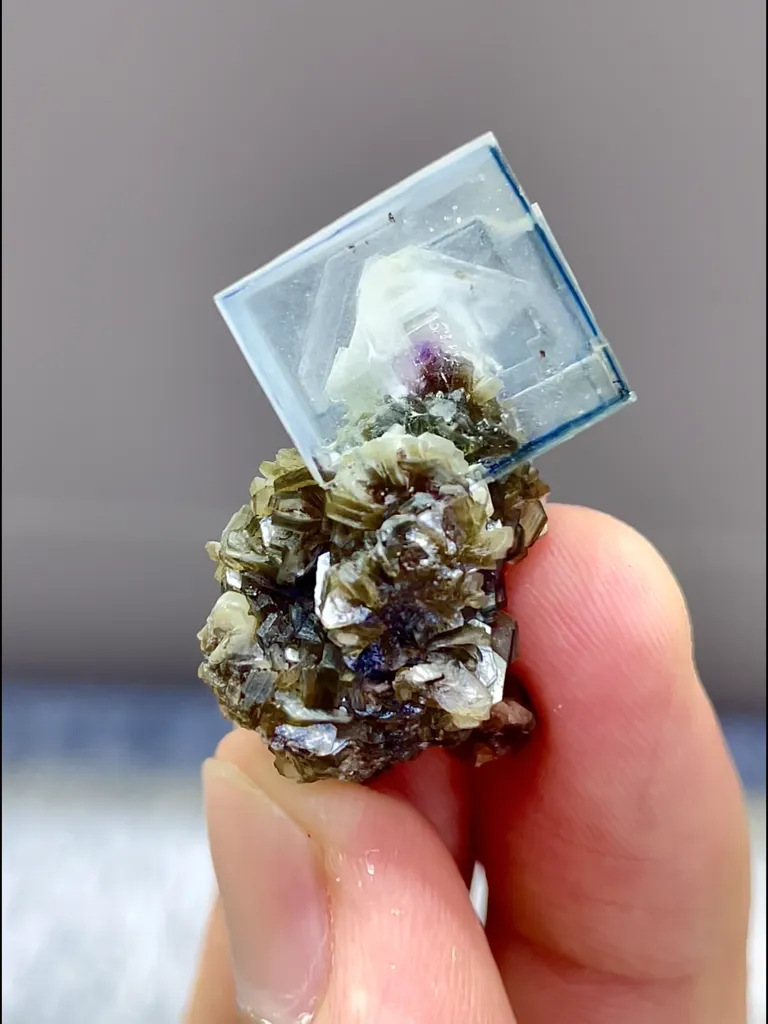Natural Blue Fluorite and Mica Coexist comes from Yindu,Neimenggu 20*15*30MM - image 2