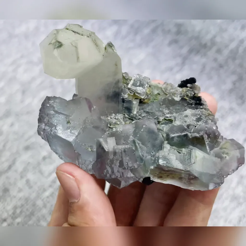 Natural Blue Fluorite and Quartz and Hedenbergite Symbiosis comes from Yaogangxian,Hunan 80*55*50MM - image 5