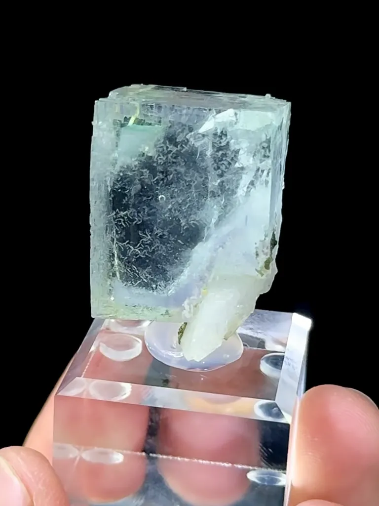 Natural Blue Fluorite and Quartz Coexist comes from Zhejiang 20*15*25MM - image 3