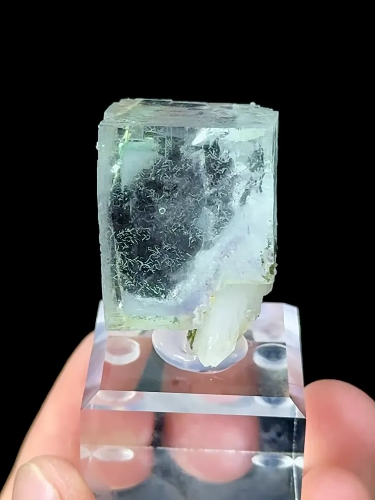 Natural Blue Fluorite and Quartz Coexist comes from Zhejiang 20*15*25MM - image 2