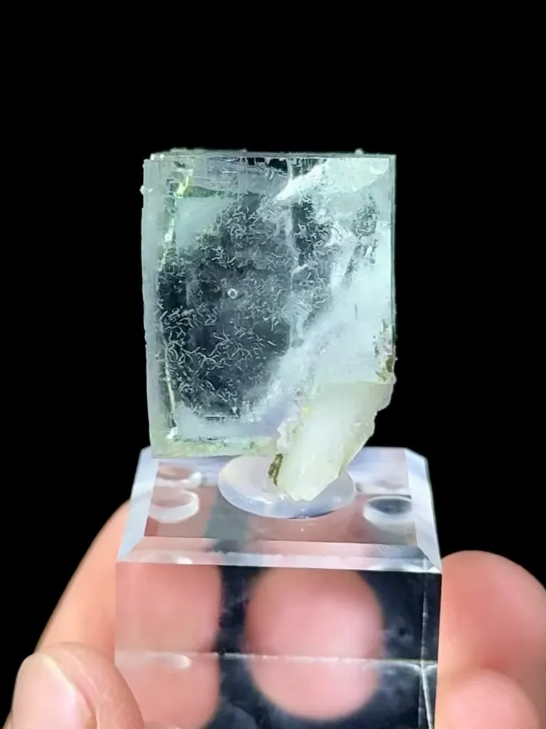 Natural Blue Fluorite and Quartz Coexist comes from Zhejiang 20*15*25MM image