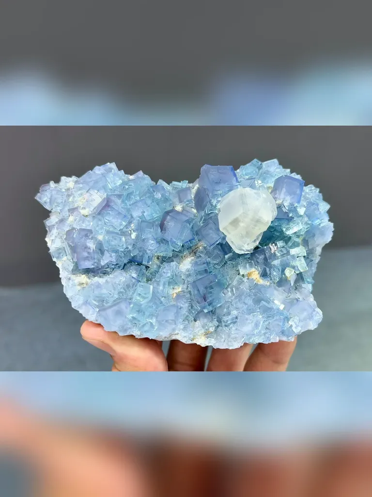 Natural Blue Fluorite Coexists with Mercedes-Benz Calcite comes from Xianghualing,Hunan 120*75*35MM image