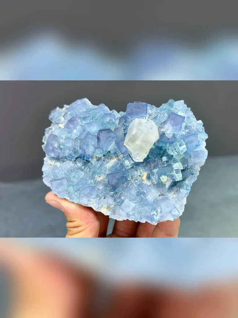 Natural Blue Fluorite Coexists with Mercedes-Benz Calcite comes from Xianghualing,Hunan 120*75*35MM - image 2