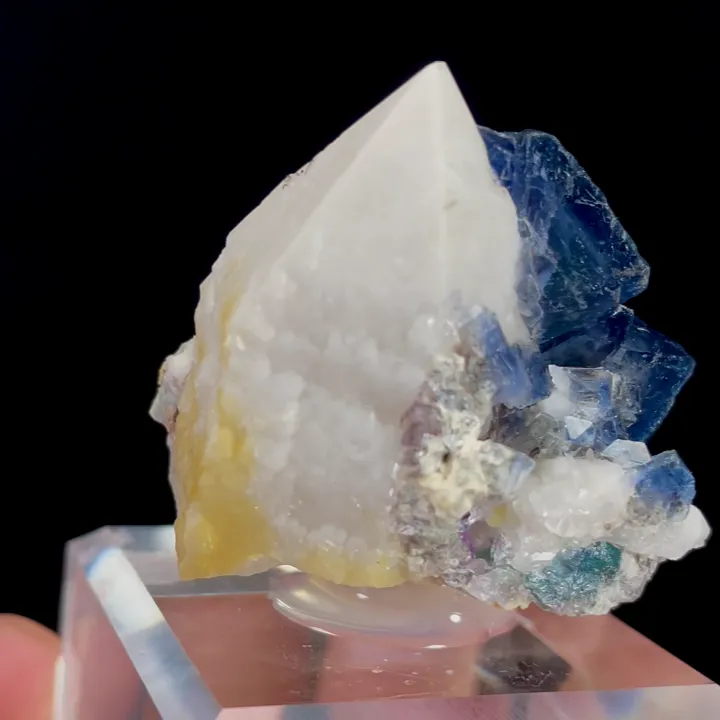 Natural Blue Octahedral Fluorite and Quartz, Mineral Specimen: Inner Mongolia,China (35*30*30MM) - image 4
