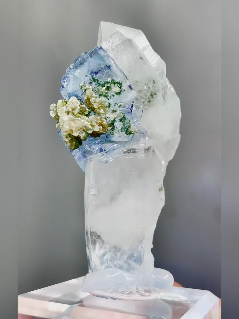 Natural Blue Phantom Fluorite and Quartz coexist comes from Yaogangxian,Hunan 35*30*55MM - image 3