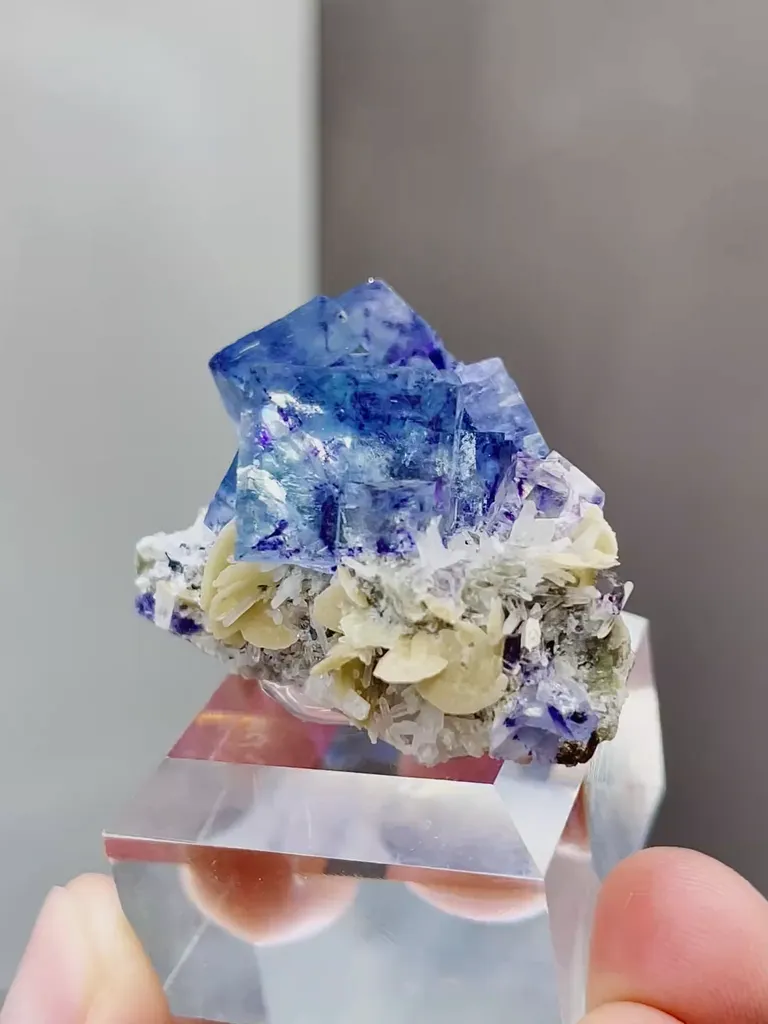 Natural Blue Purple Phantom Fluorite and Siderite coexist comes from Yindu，Inner Mongolia 40*25*20MM image
