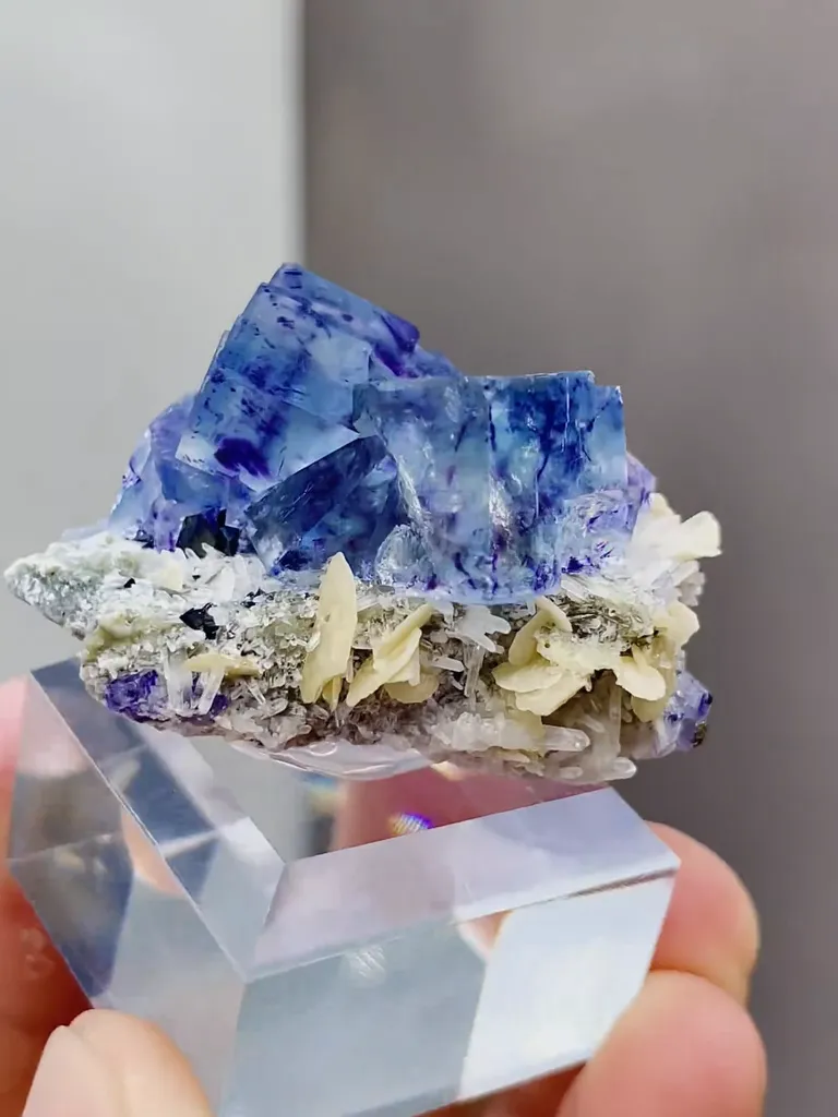 Natural Blue Purple Phantom Fluorite and Siderite coexist comes from Yindu，Inner Mongolia 40*25*20MM - image 2