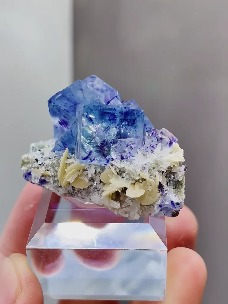 Natural Blue Purple Phantom Fluorite and Siderite coexist comes from Yindu，Inner Mongolia 40*25*20MM - image 5