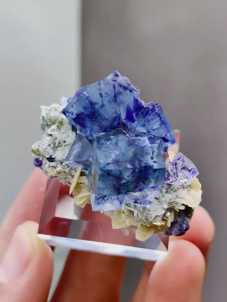 Natural Blue Purple Phantom Fluorite and Siderite coexist comes from Yindu，Inner Mongolia 40*25*20MM - image 3