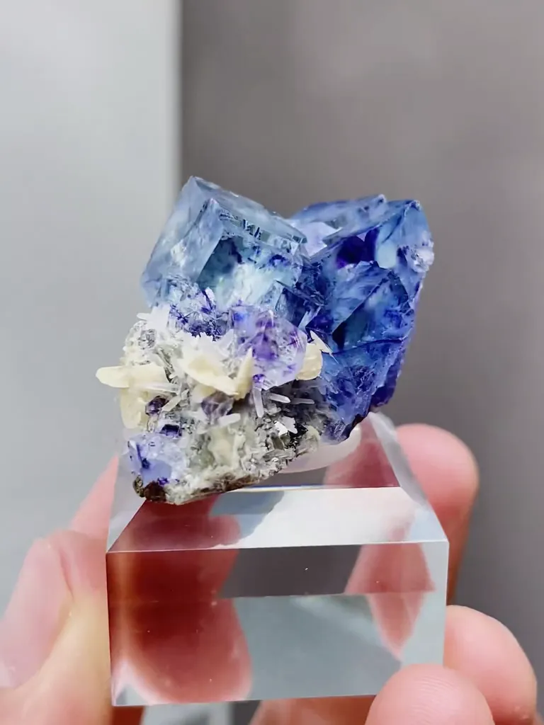 Natural Blue Purple Phantom Fluorite and Siderite coexist comes from Yindu，Inner Mongolia 40*25*20MM - image 4