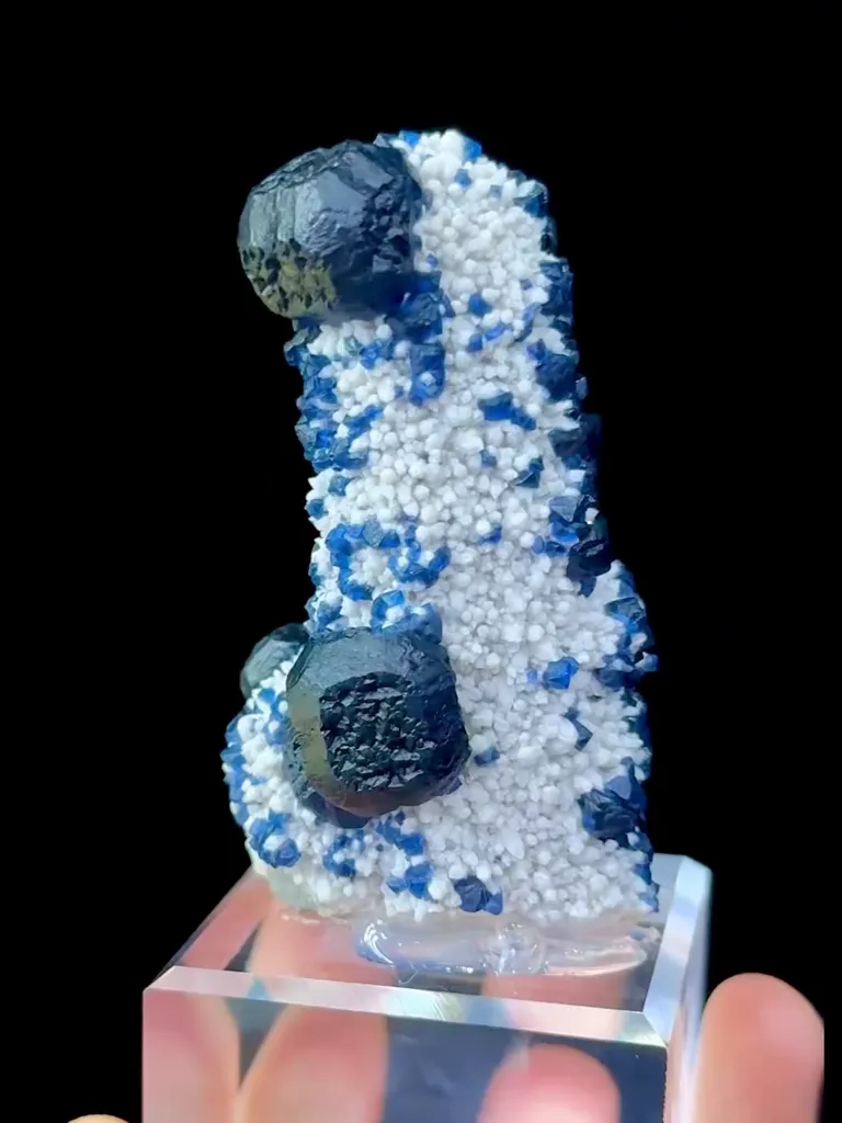 Natural Blueberry Fluorite and Quartz Coexist comes from Huanggangliang,Neimenggu 40*35*70MM image
