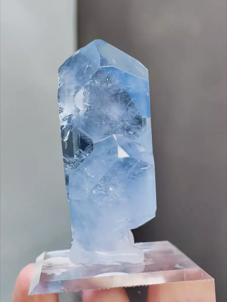 Natural Celestite comes from Madagascar 20*23*45MM - image 4