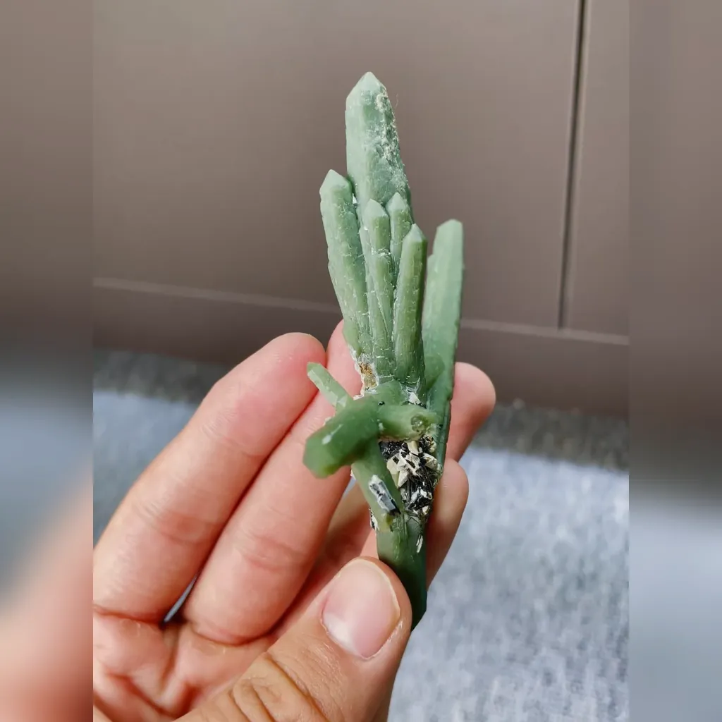 Natural Crossed Green Quartz Tower comes from Inner Mongolia,China 90*100*20MM - image 3