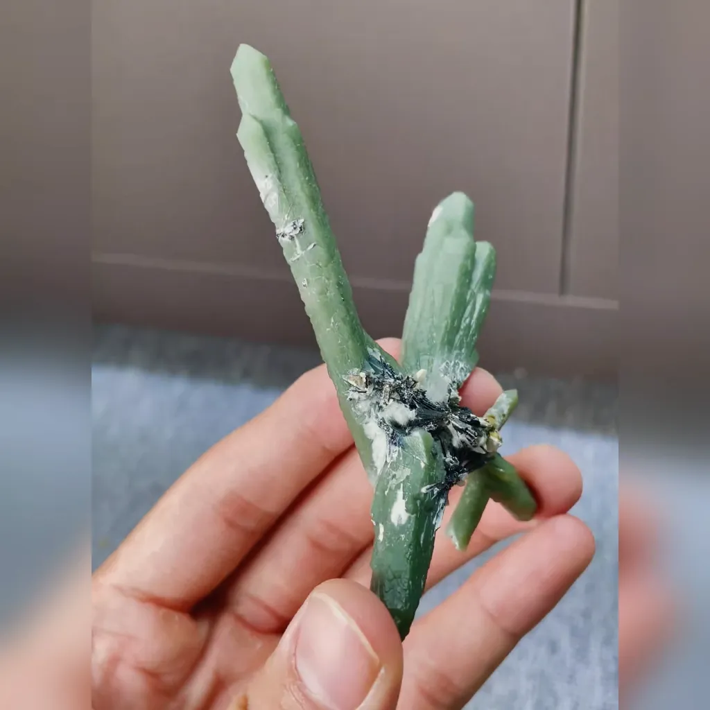 Natural Crossed Green Quartz Tower comes from Inner Mongolia,China 90*100*20MM image