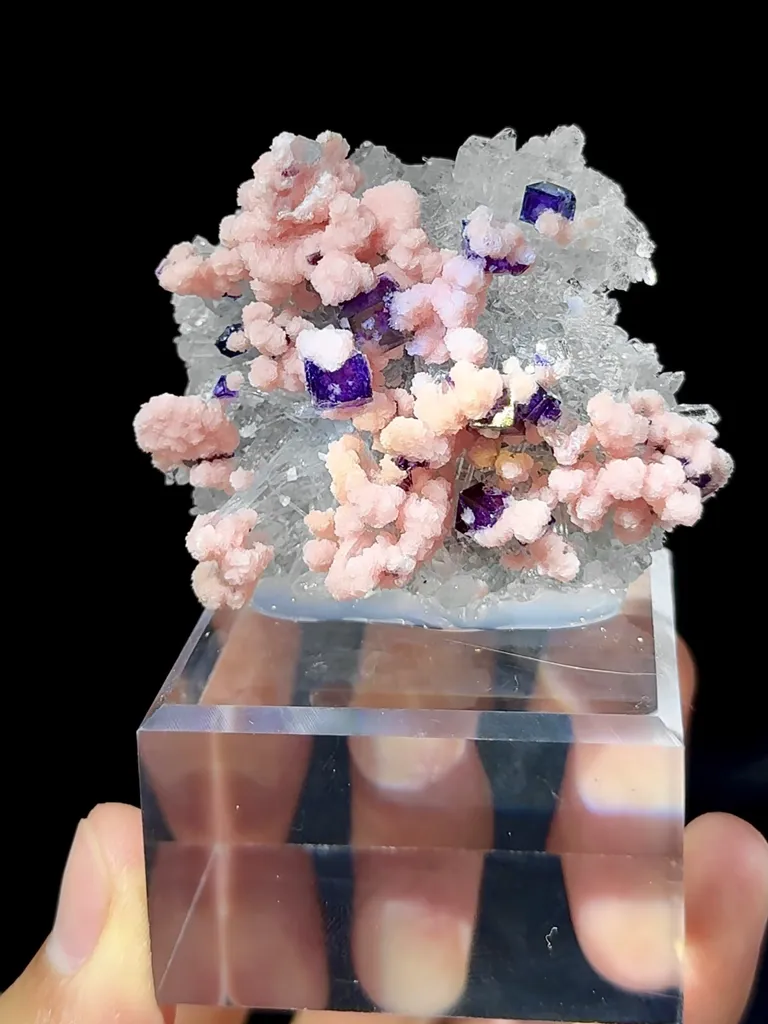 Natural Crystal and Rhodochrosite Coexist comes from Wuzhou,Guangxi 60*20*45MM - image 4