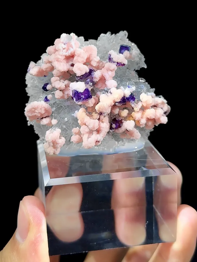 Natural Crystal and Rhodochrosite Coexist comes from Wuzhou,Guangxi 60*20*45MM image