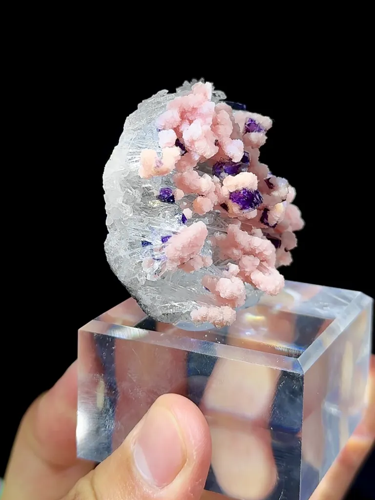 Natural Crystal and Rhodochrosite Coexist comes from Wuzhou,Guangxi 60*20*45MM - image 6