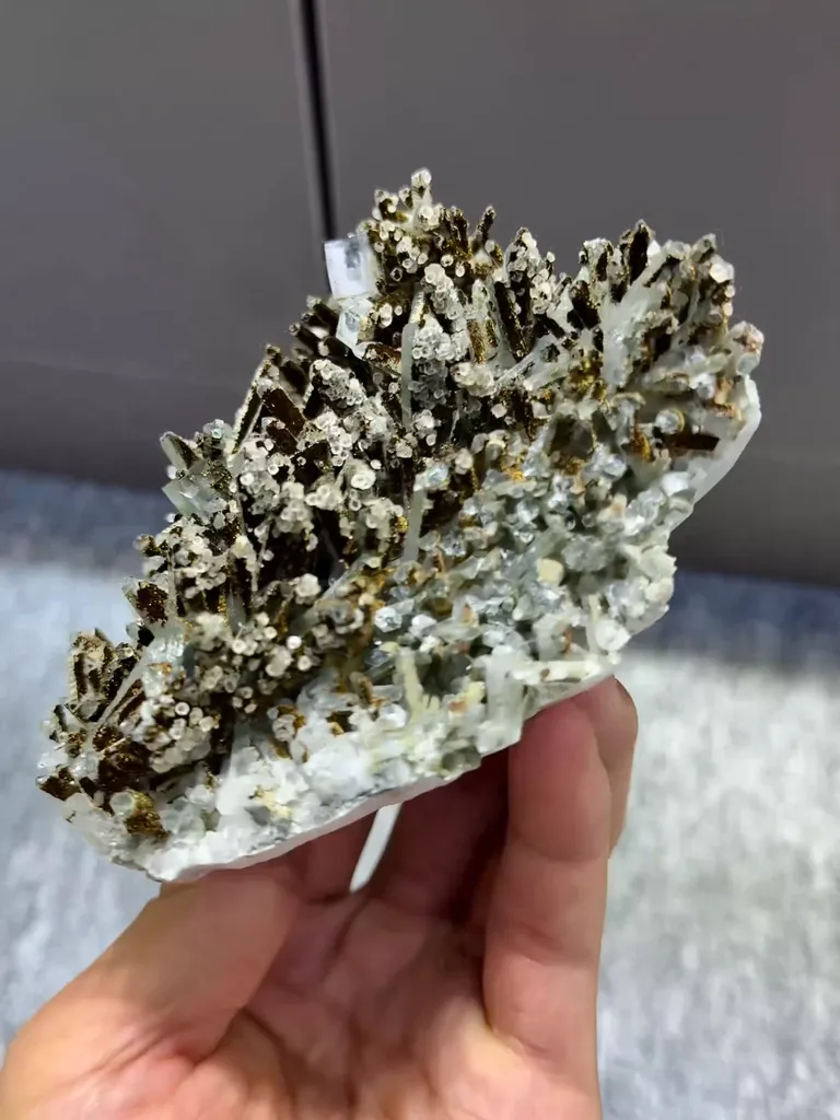 Natural Crystal Clusters and Cubic Fluorite coexist comes from Shizhuyuan,Chenzhou 100*90*50MM - image 4