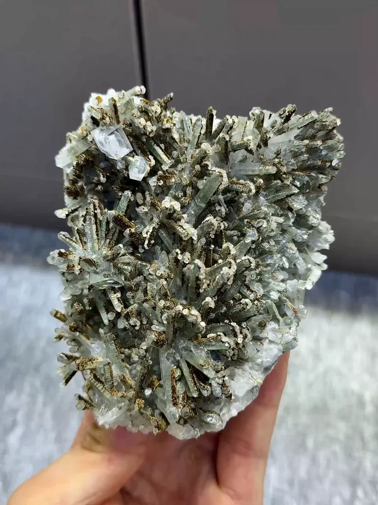 Natural Crystal Clusters and Cubic Fluorite coexist comes from Shizhuyuan,Chenzhou 100*90*50MM image