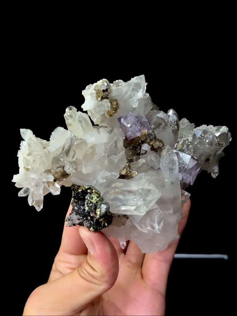 Natural Crystal Clusters and Fluorite Coexist comes from Yaogangxian,Hunan 140*105*35MM - image 4