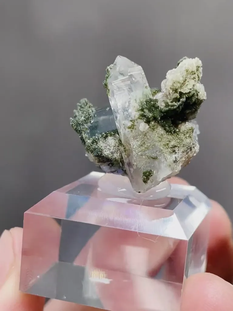 Natural Cubic Fluorite and Quartz coexist comes from Yaogangxian,Hunan 25*25*25MM - image 4