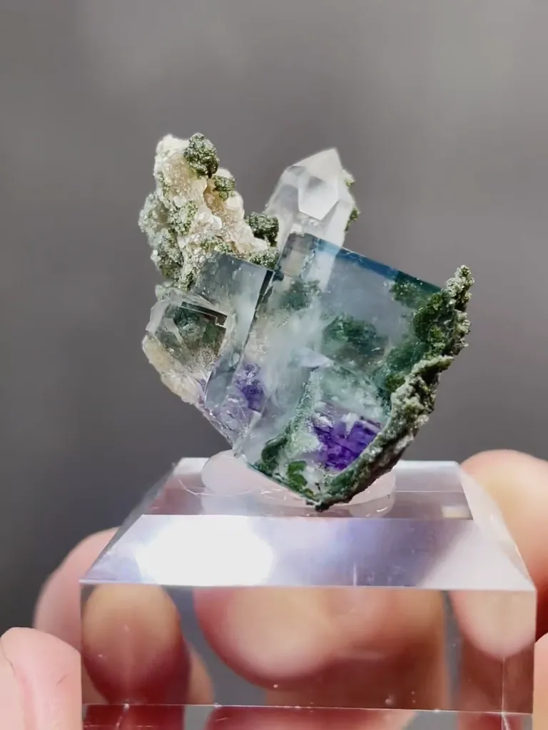 Natural Cubic Fluorite and Quartz coexist comes from Yaogangxian,Hunan 25*25*25MM - image 3