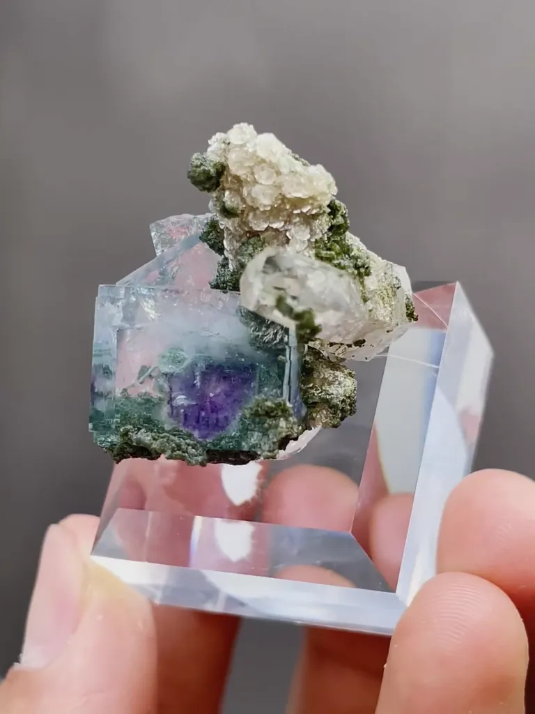 Natural Cubic Fluorite and Quartz coexist comes from Yaogangxian,Hunan 25*25*25MM - image 2