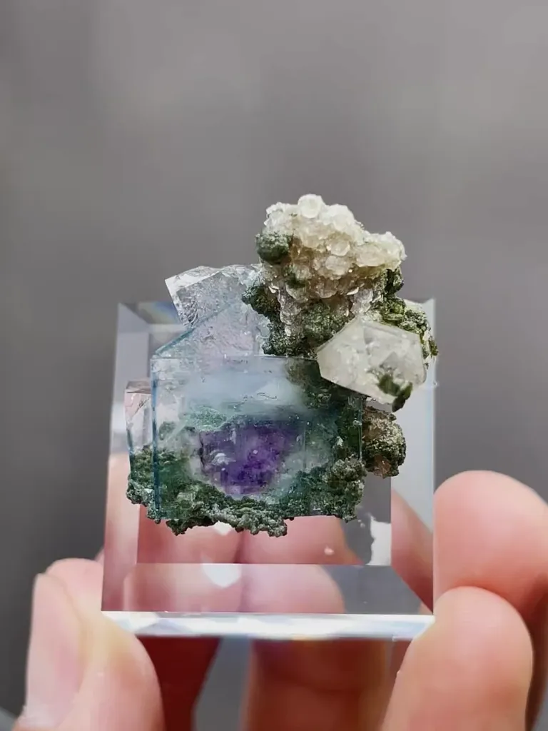 Natural Cubic Fluorite and Quartz coexist comes from Yaogangxian,Hunan 25*25*25MM image