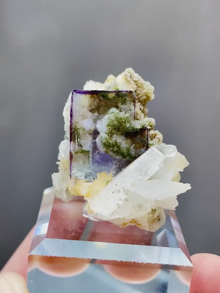 Natural Cubic Fluorite and Quartz coexist comes from Yaogangxisn,Hunan 20*30*20MM image