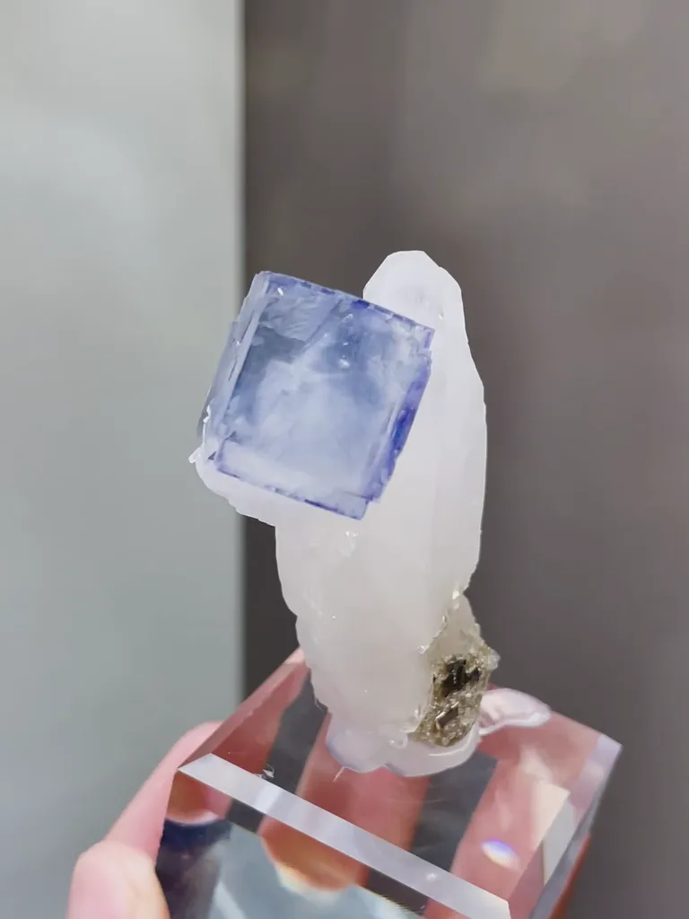 Natural Cubic Fluorite coexists with Jamstenite and Quartz comes from Yaogangxian,Hunan 45*20*55MM - image 2